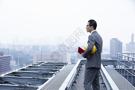 调查现场领班生意人站立在屋顶的商人图片