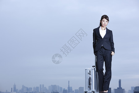 西装裤站在屋顶的商业女性背景