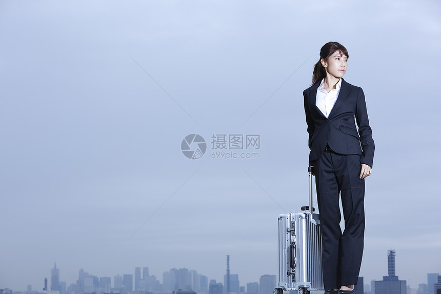 商界女西服西装站立在屋顶的女商人图片