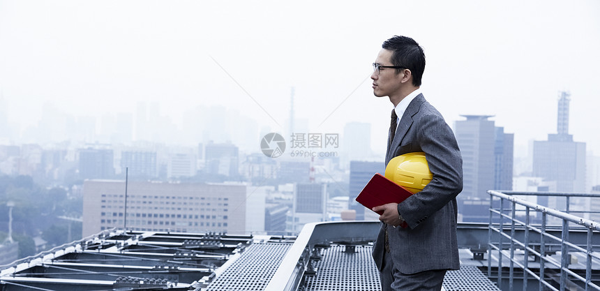 主管现场监督西装站立在屋顶的商人图片