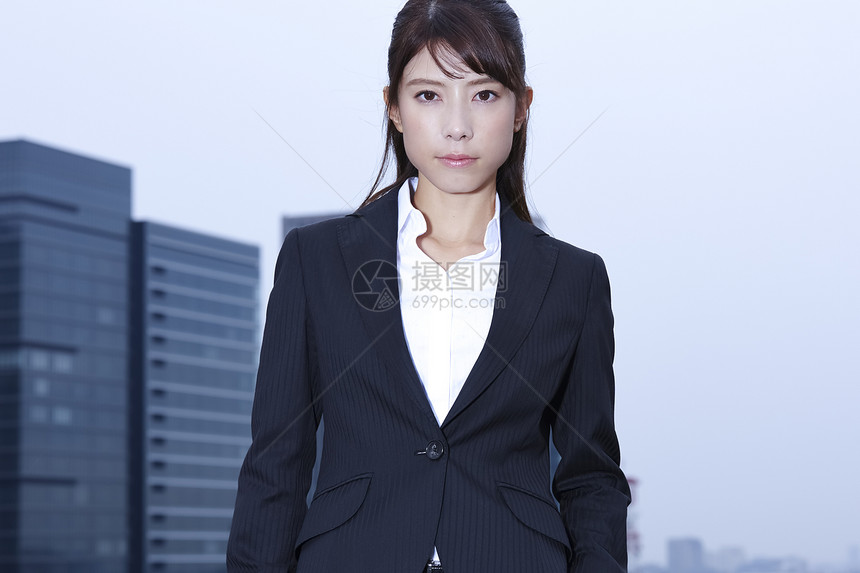职业女职业商务女站立在屋顶的女商人图片