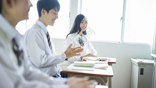 窗亚洲人生命学生在教室里学习图片