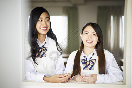高中女生同学带来学生在教室里图片