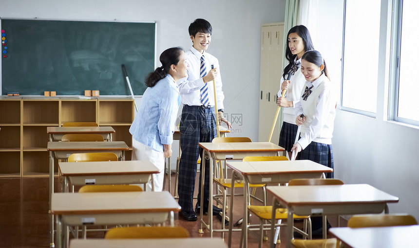 女士年轻天学生打扫教室图片