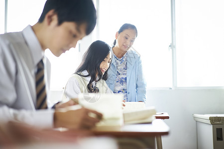 年轻人男女人学生在教室里学习图片