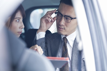 目光交流的商务男女图片