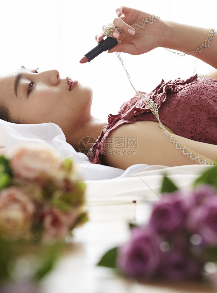 女人躺着涂口红图片