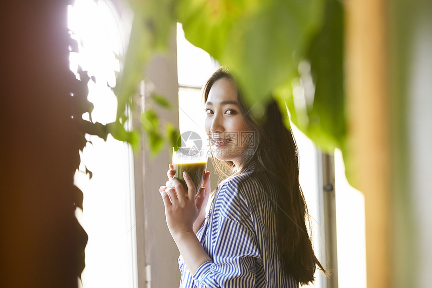 性感漂亮的居家美女图片