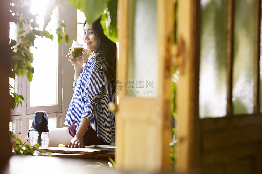 女生美颜感喝冰沙的女人图片