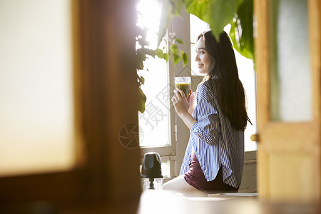 熟的营养物质女孩喝冰沙的女人图片