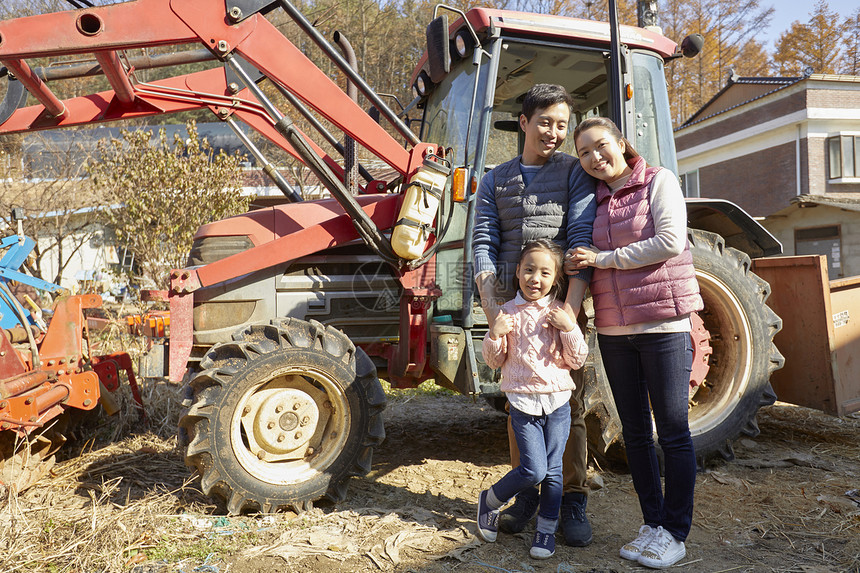 一家人站在农机前图片