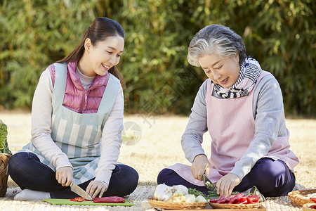 婆婆媳妇婆婆和媳妇一起准备腌制泡菜的材料背景