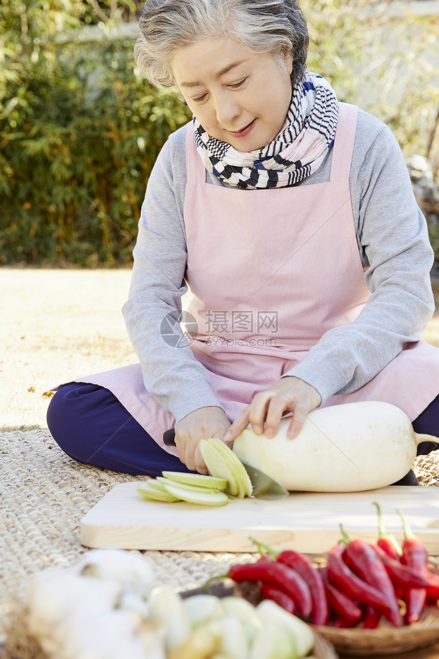 老婆婆准备烹饪食材图片