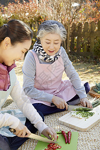 婆婆和媳妇一起准备腌制泡菜的材料图片