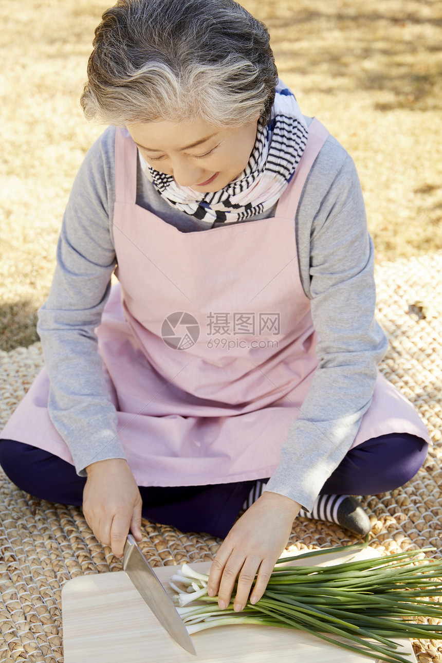 老婆婆准备烹饪食材图片