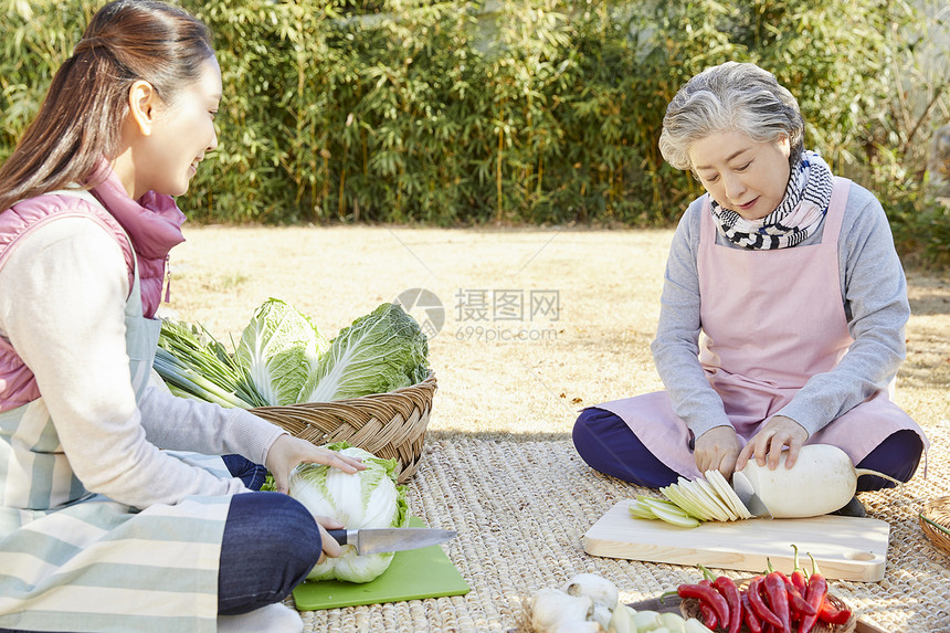 婆婆和媳妇一起准备腌制泡菜的材料图片