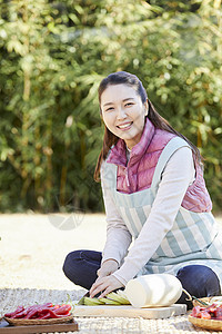 女人切菜制备食材图片