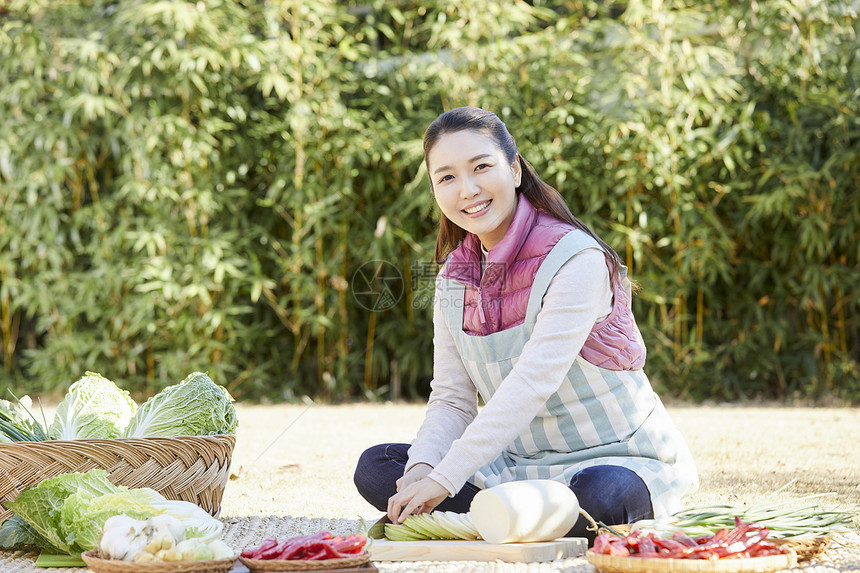 女人制备食材图片