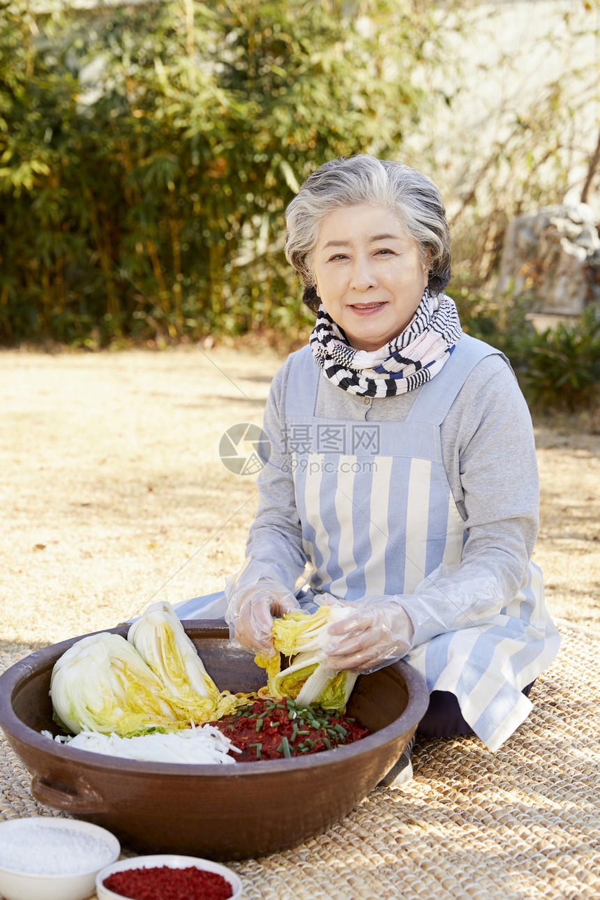 老奶奶腌制泡菜图片