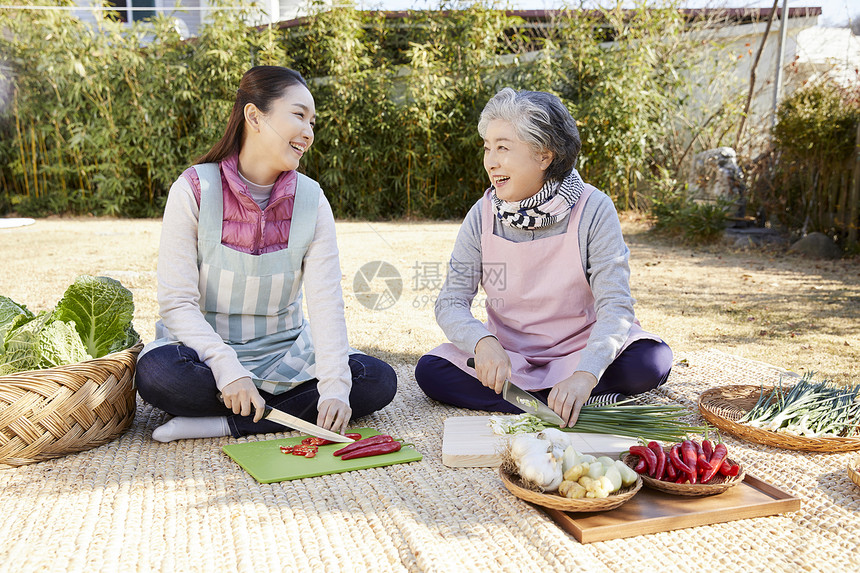 婆婆和儿媳一起腌制包菜图片