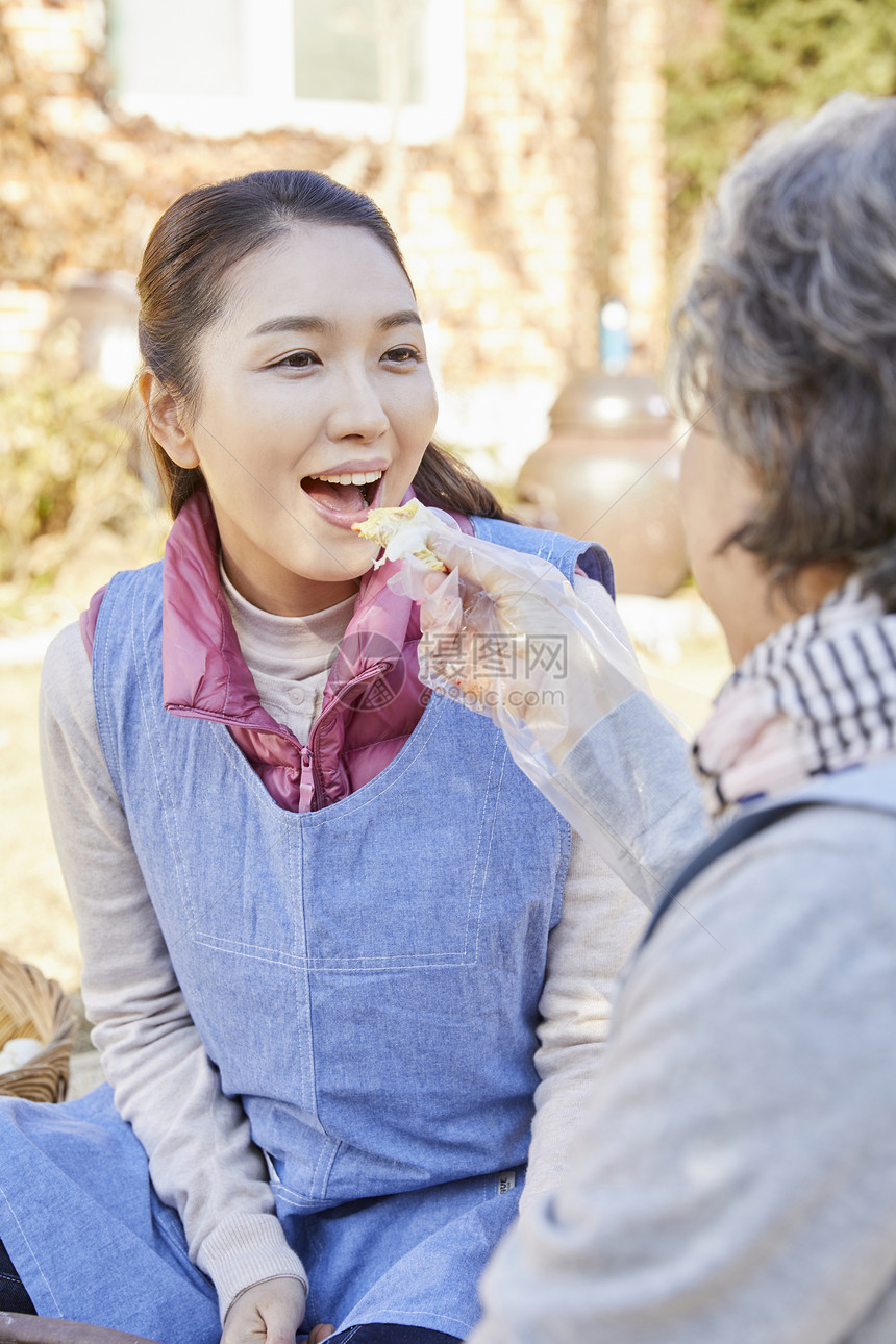 婆婆和媳妇一起准备腌制泡菜的材料图片