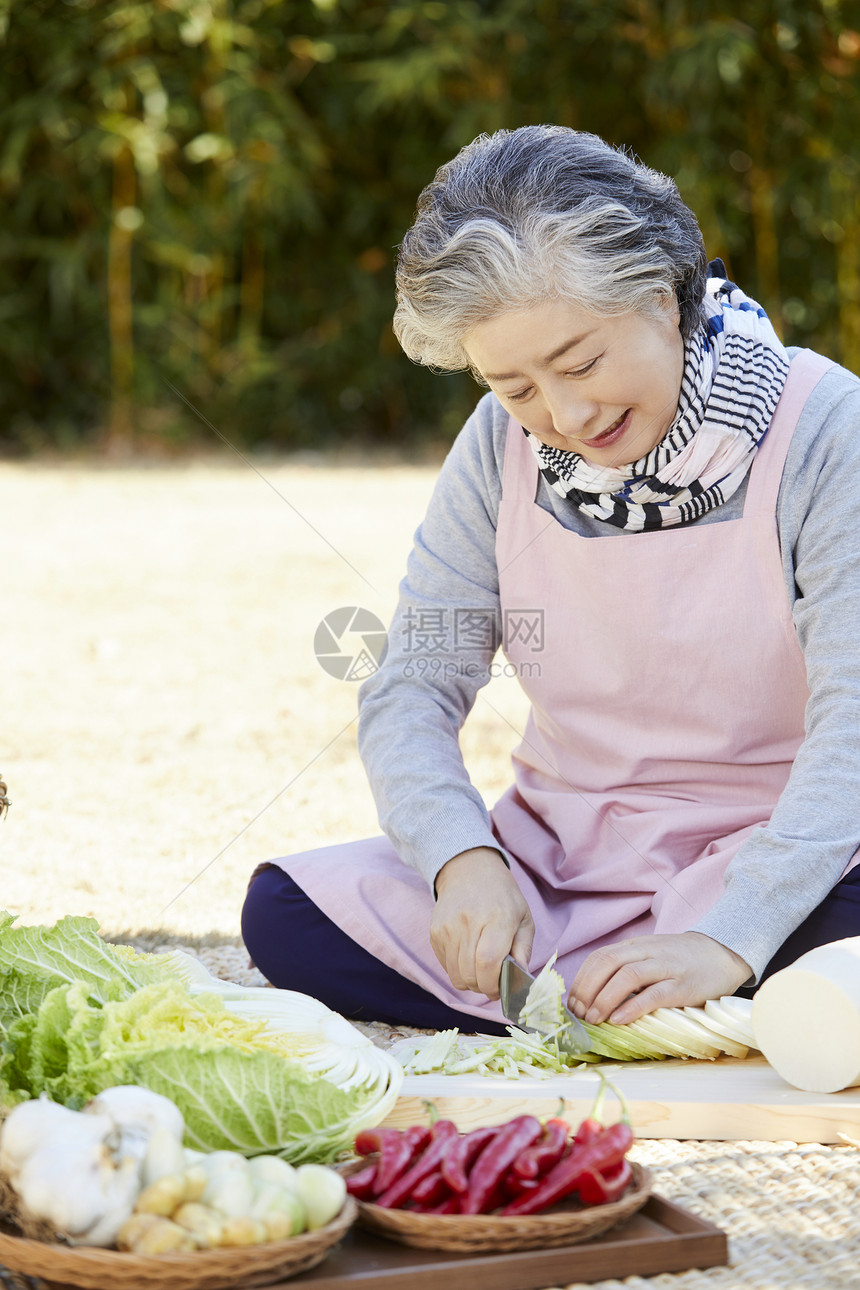奶奶切菜制备食材图片