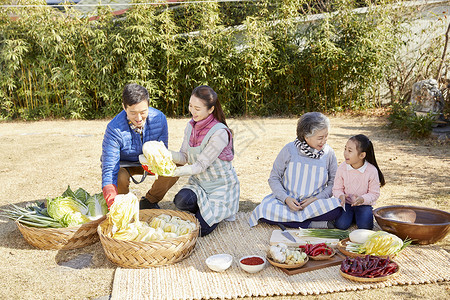 家人一起腌制包菜图片