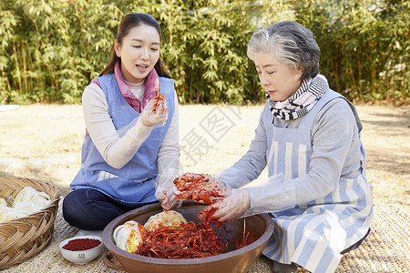 婆婆和媳妇一起腌制泡菜图片