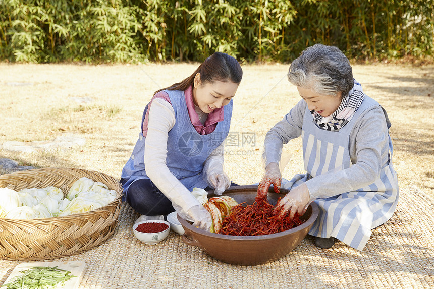 婆婆和媳妇腌制泡菜图片