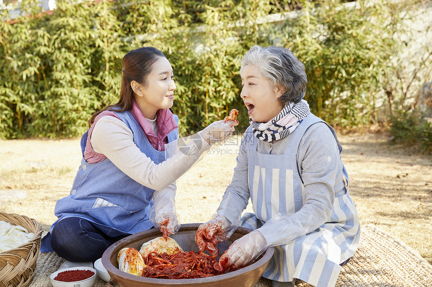 婆婆和媳妇腌制泡菜图片