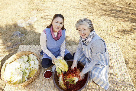 婆婆和媳妇腌制泡菜图片