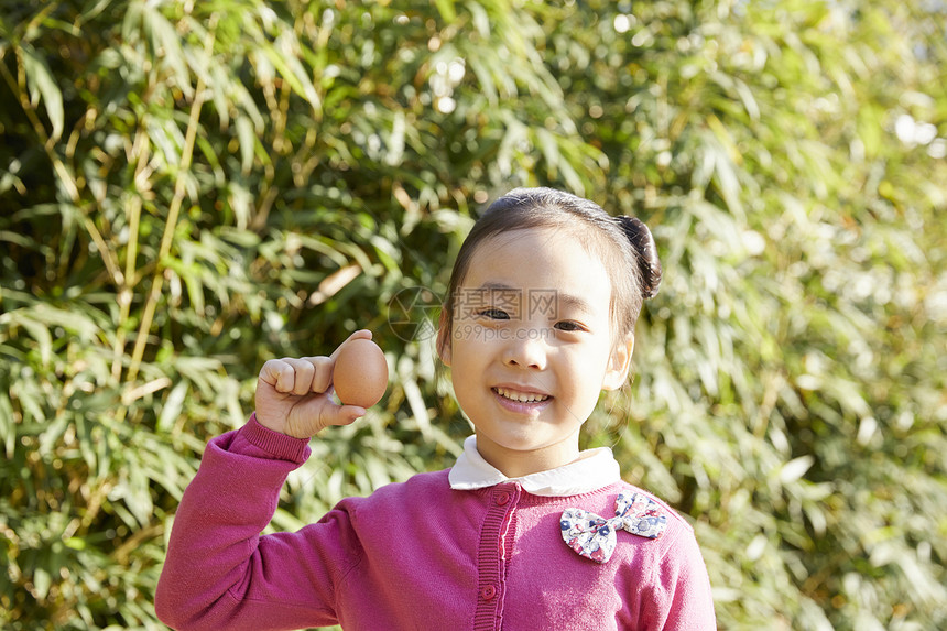 上身新鲜的小孩女孩鸡蛋表演图片