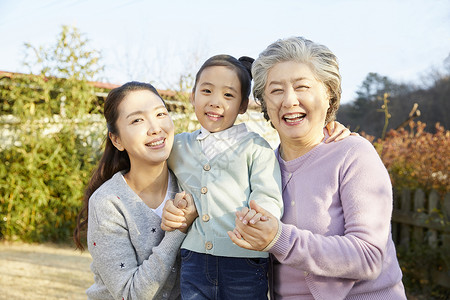 扣环户外的超时奶奶妈妈孙女女儿人图片