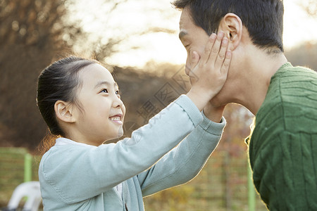 成年男子分钟微笑爸爸女儿家庭幸福韩语图片
