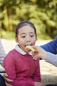 小女孩吃泡菜背景图片