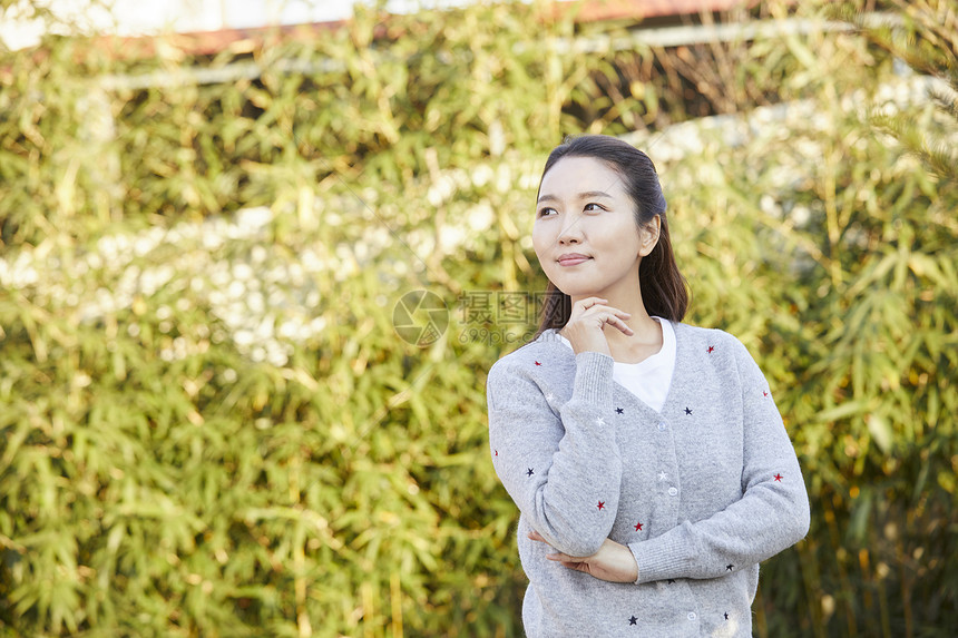 院子里微笑的家庭主妇图片