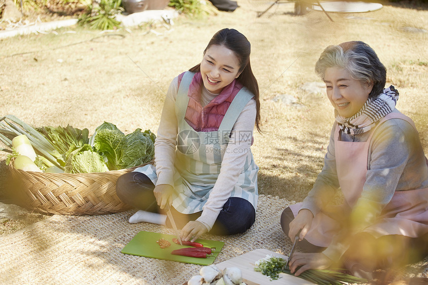 婆婆和媳妇一起准备腌制泡菜的材料图片