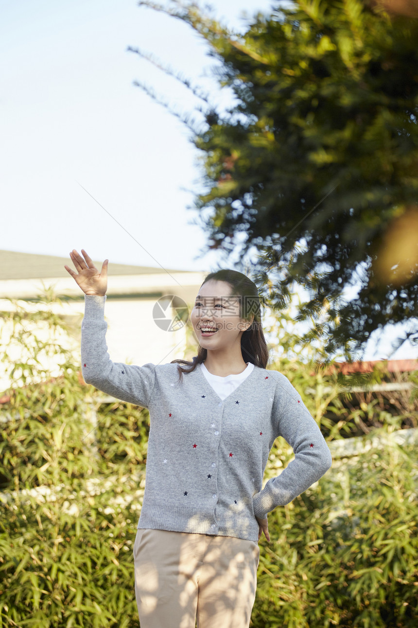 女人招手图片