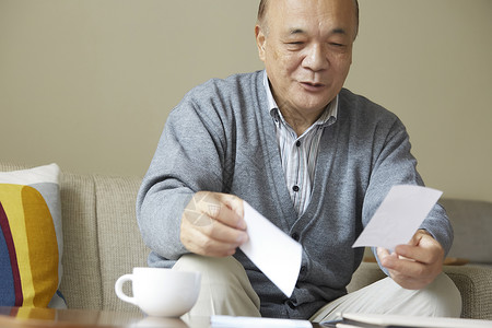 老人看着小孩的一家人照片图片