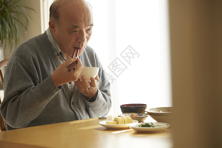 老人享受午餐图片