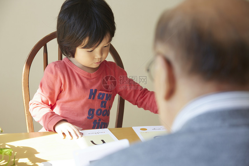 快乐学习的孩子图片