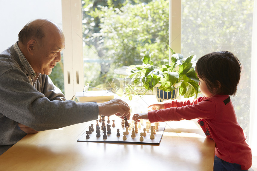 祖父教孙女下象棋图片