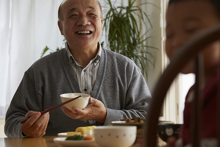 祖父与孙子共进午餐图片