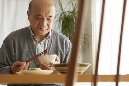 老人吃午餐图片