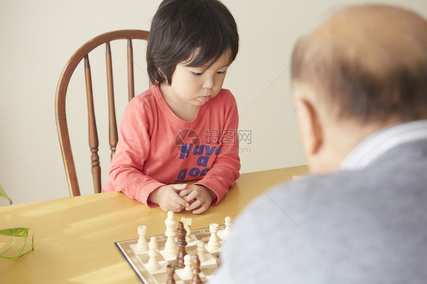 祖父教孩子下棋图片