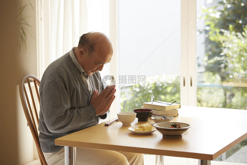 享用午餐的老人图片