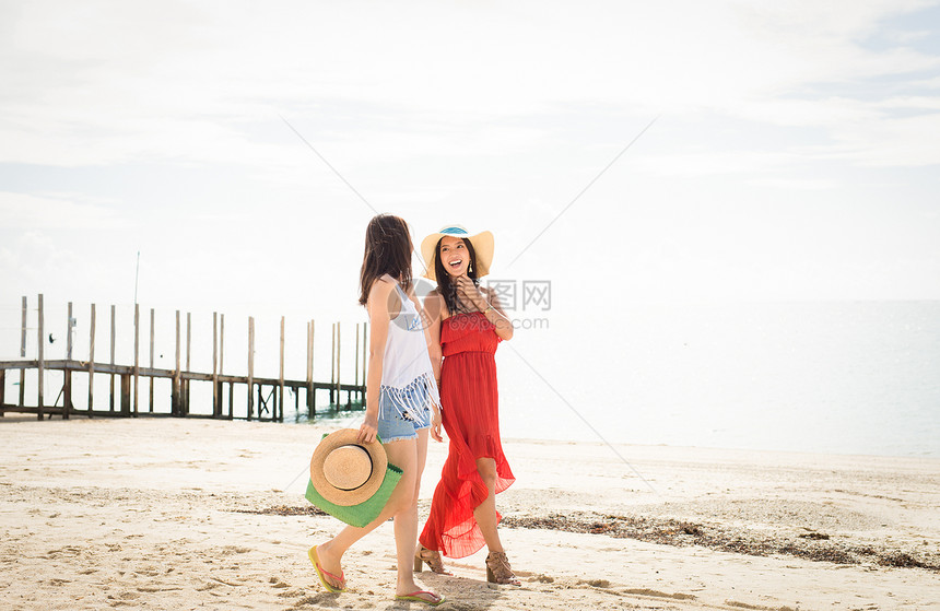 享受阳光沙滩的姐妹图片