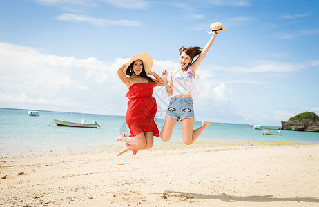 在海边旅行的妇女高清图片