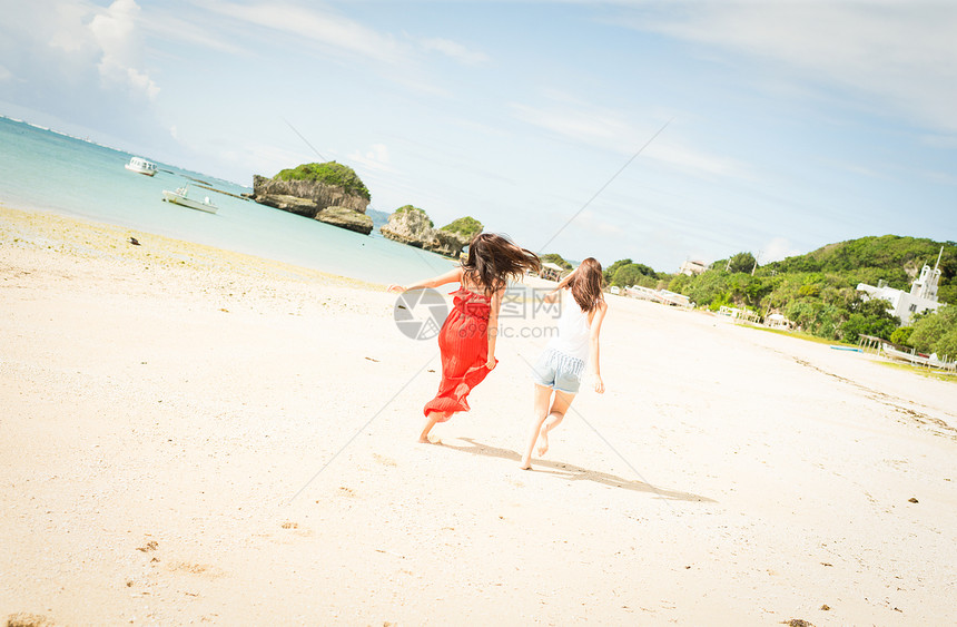 年轻女子在海边旅行图片