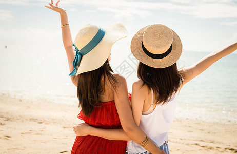 在冲绳海滩旅行的妇女背影图片